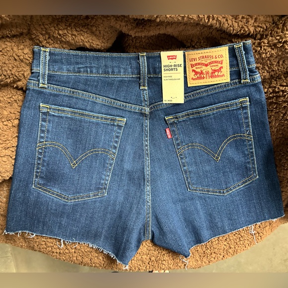 NWT women’s Levi’s shorts 10/W30 - Picture 2 of 5